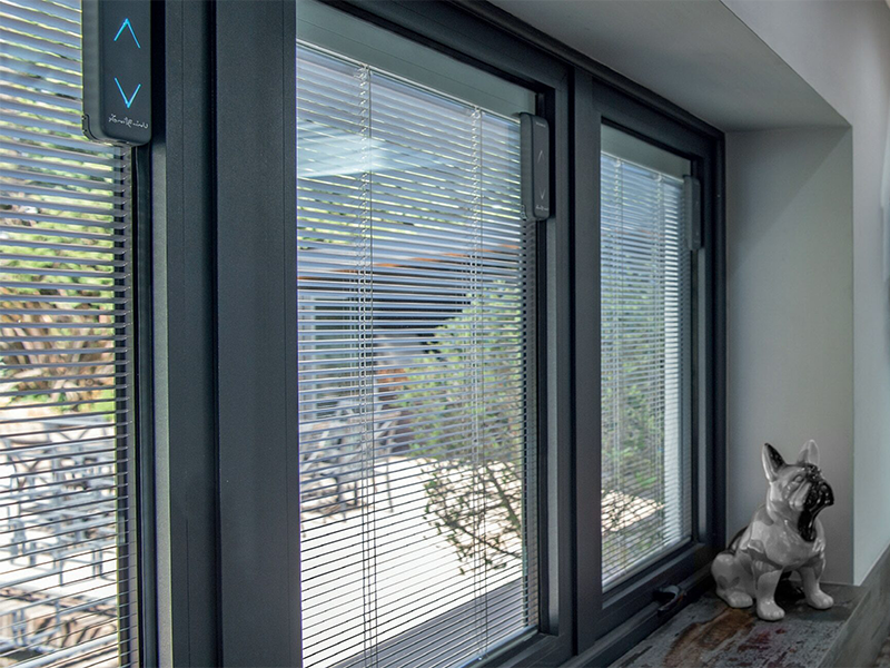AUTOMATIC GLASS BLINDS